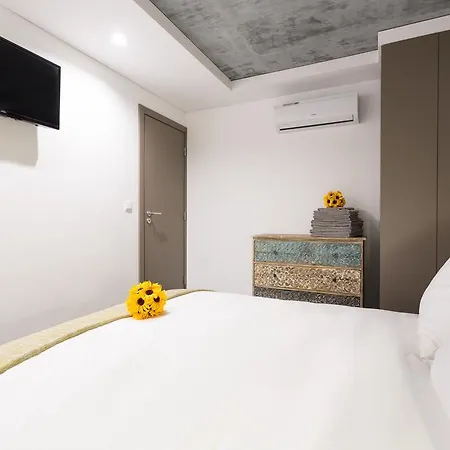 Pier Apartment *